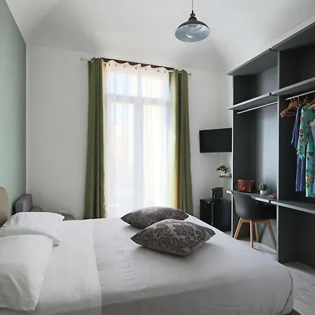 Agora Di - Piazza Madrice B&B 파뷔냐나도